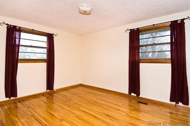 Foto del edificio - Now Showing: 2BR + house with large yard (...