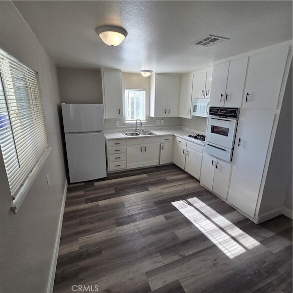Foto del edificio - 8371 Bennett Ave