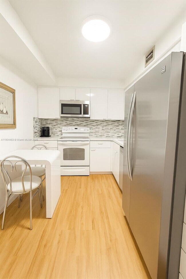 Foto del edificio - 100 Bayview Dr