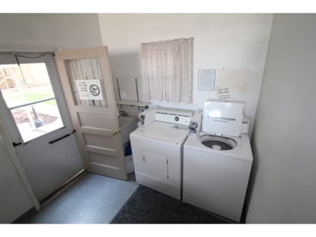Building Photo - Recently Remodeled 2 Bed / 1 Bath Apartmen...