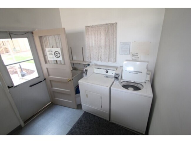 Foto del edificio - Recently Remodeled 2 Bed / 1 Bath Apartmen...