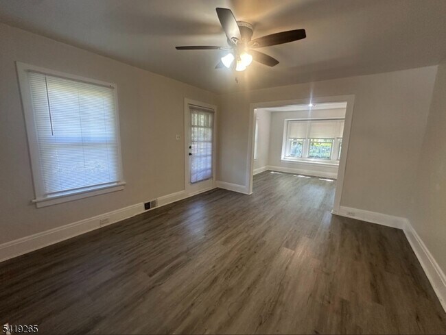 Foto del edificio - 273 W Mt Pleasant Ave