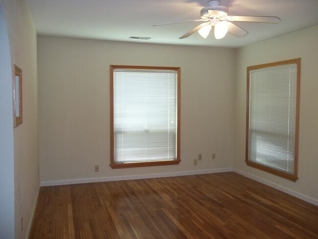 Building Photo - Super clean Fresno High home, close to the...