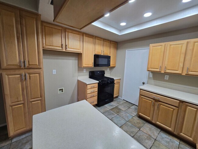 Building Photo - Seacove Place: 3 Bedrooms 3 Full Bath Atta...