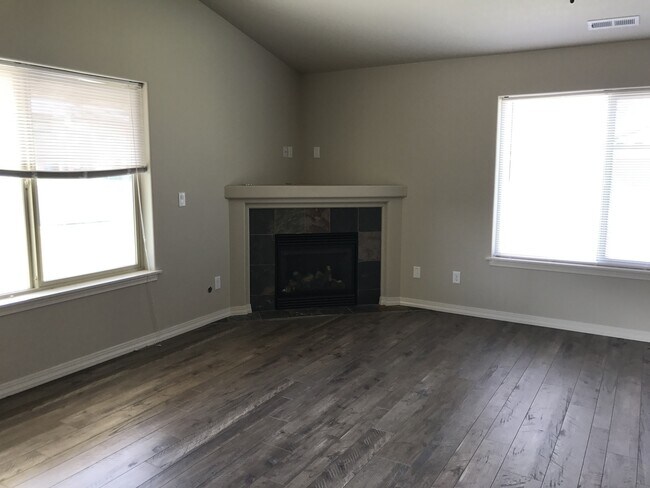 Foto del edificio - Beautiful Three Bedroom In Kennewick
