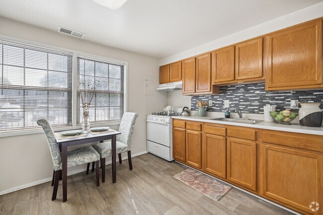 2BR, 1BA - 820SF - Kitchen - Riverview Townhomes