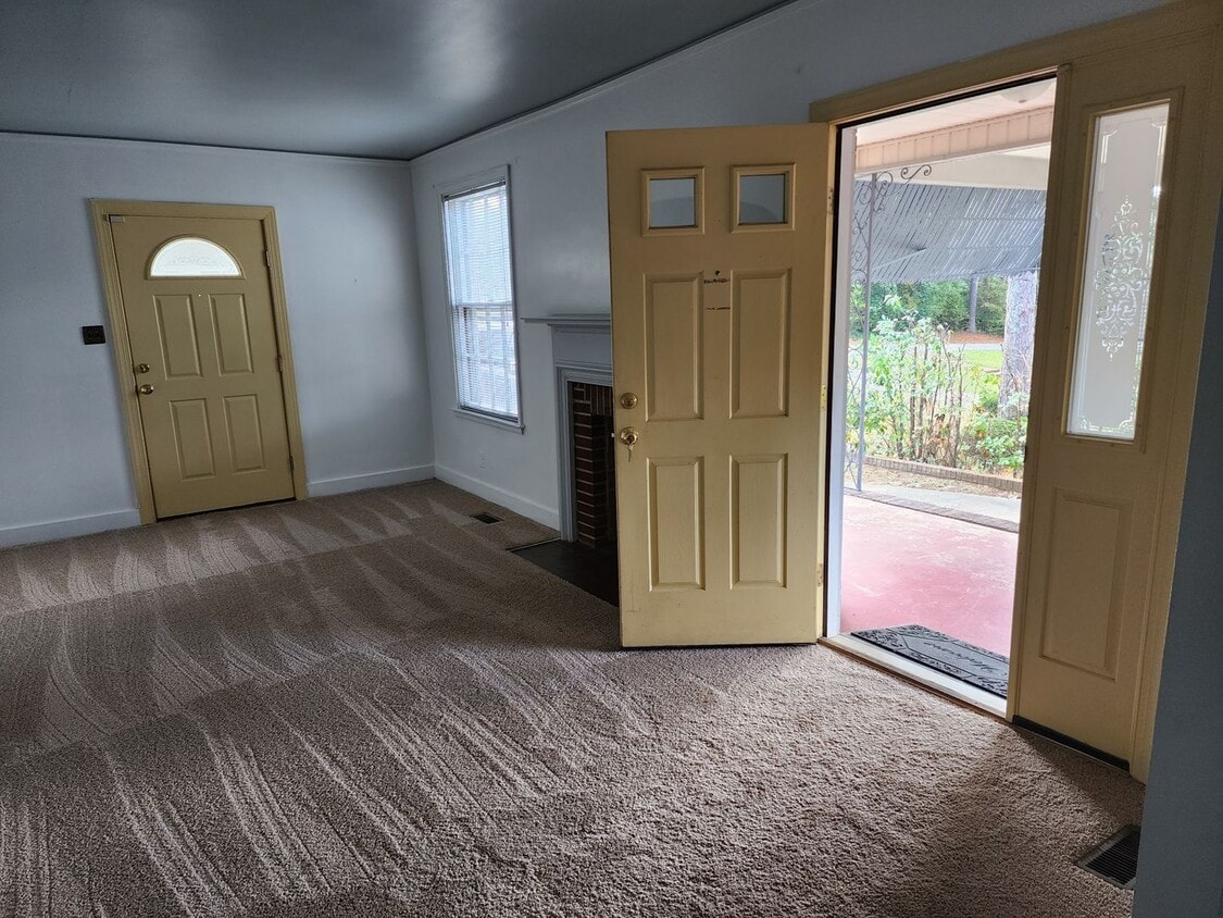 Primary Photo - Renovated Home Just Off Washington Rd clos...