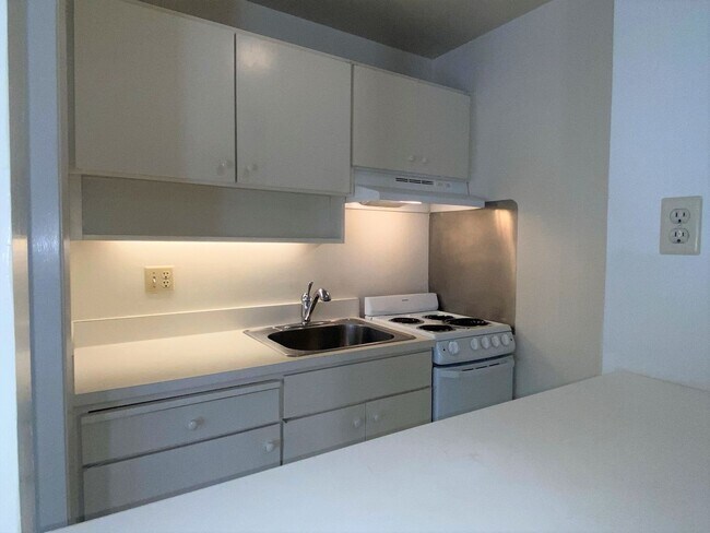 Building Photo - $500 OFF FIRST MONTH RENT!!! Studio Condo ...