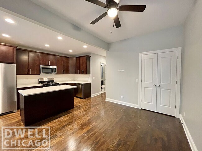 Building Photo - 728 W Briar Pl