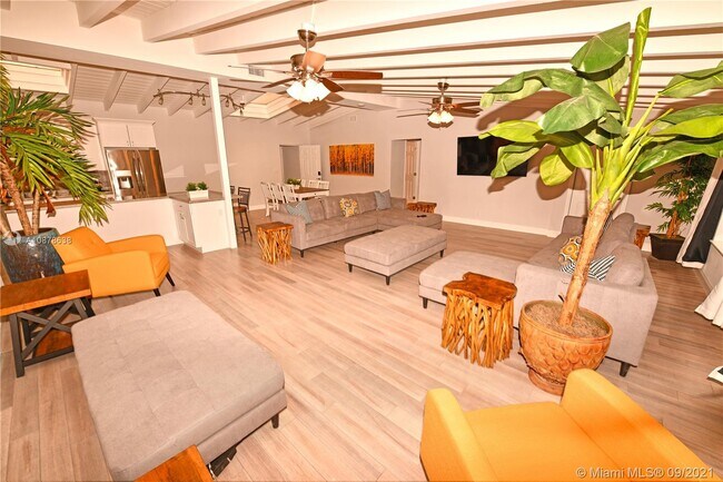 Foto del edificio - 2500 NE 19th St