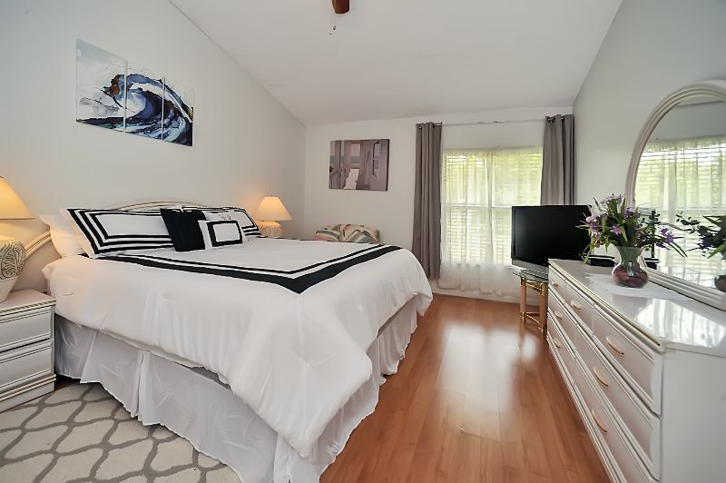 Master bedroom - 1040 Lamplighter Dr NW