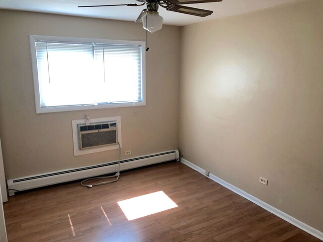 Building Photo - Great 2bed/1bath with Balcony, Spacious Be...