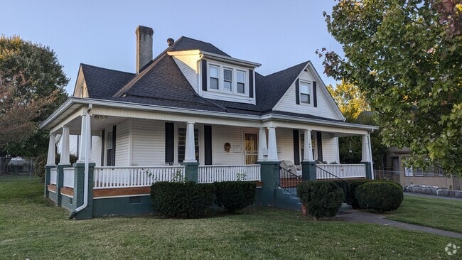 Building Photo - 401 E Chilhowie Ave