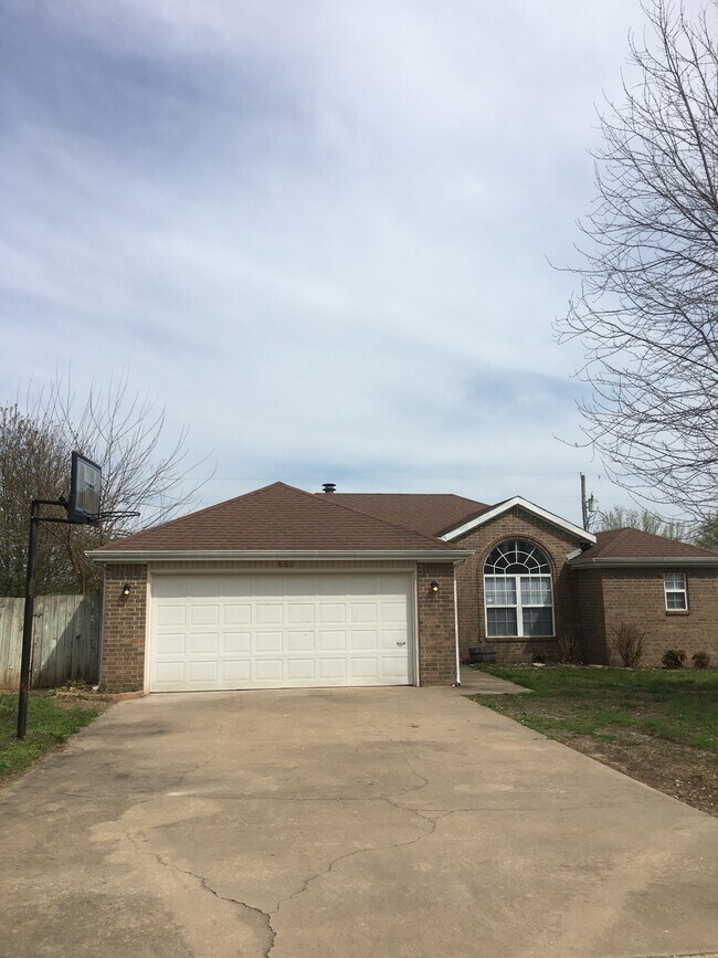3 Bed 2 bath with Fenced Back yard in Bentonville West School district - 660 Francis Drive