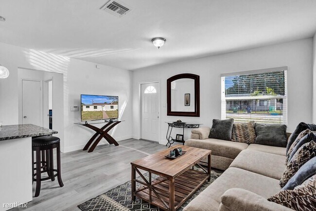 Foto del edificio - 2 br, 1 bath House - 541 NW 107th St 0