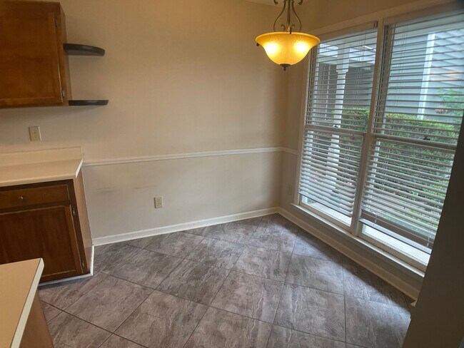 Building Photo - Great 2 bed, 2.5 bath towhome in desirable...