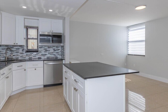 Foto del edificio - 20291 NE 30th Ave