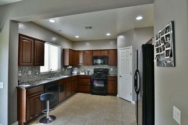 Building Photo - Gorgeous 3Bed/2.5Bath, 2-Story Home located in the Aliante Area