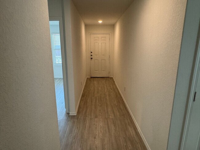 Building Photo - Far west gorgeous townhome ready for move in.