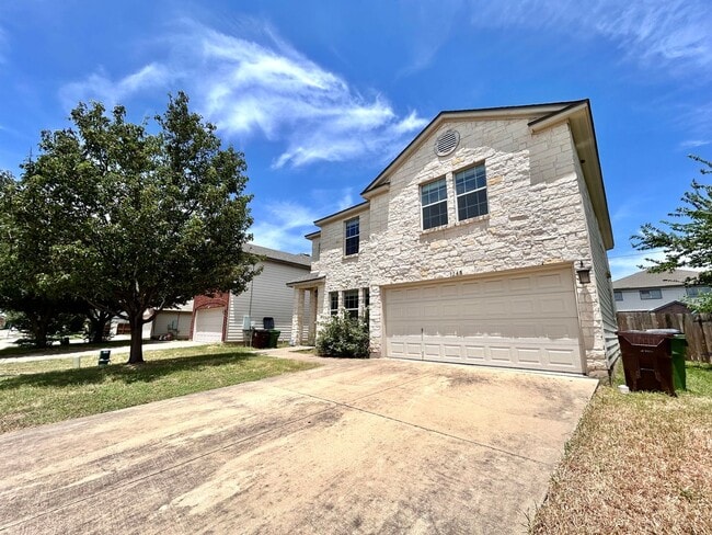 Building Photo - Spacious 4/BR 2.5/BA Home with Large Fence...
