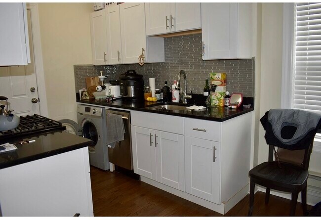 Foto del edificio - 3817 N Greenview Ave