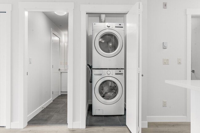 Building Photo - 33886-33886 Pine St