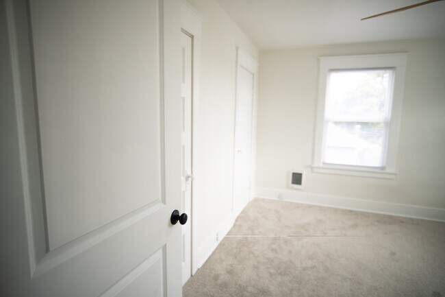 Dormitorio con dos armarios para un amplio almacenamiento. - 621 N Lawrence St