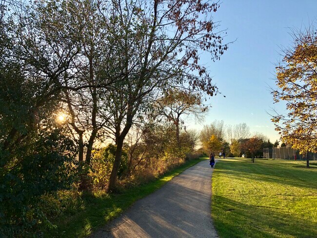 Building Photo - 6 Cloverdale Ct