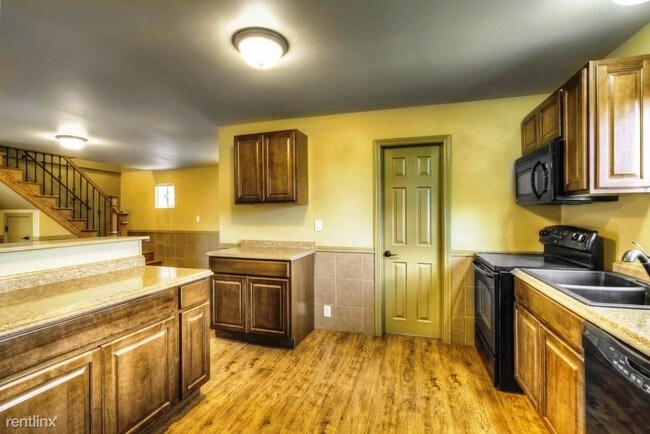 Building Photo - 833 McArthur Dr