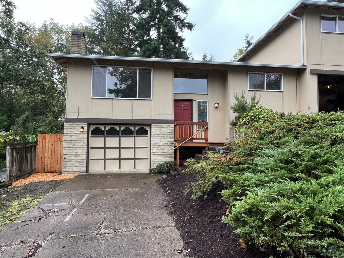 Primary Photo - Charming 2 Bedroom/ 1 Bath Duplex Unit- Av...