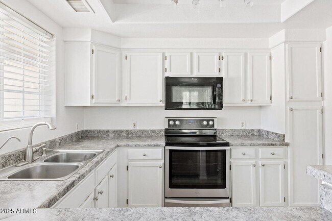 Kitchen - 10101 N Arabian Trl