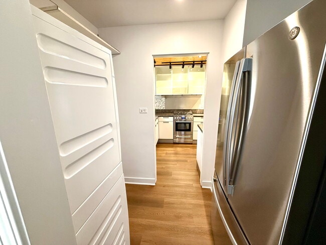 Building Photo - 521 N Oak St