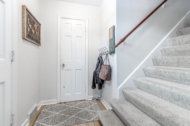 Foto del edificio - 3 Lakeview Dr