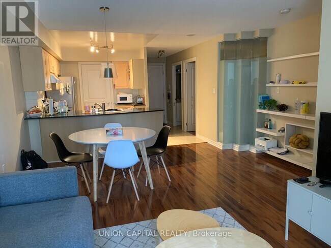 Photo du bâtiment - 801 Bay St.