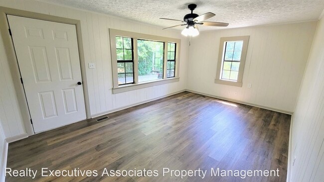 Foto del edificio - 3 br, 1.5 bath House - 612 Short Street