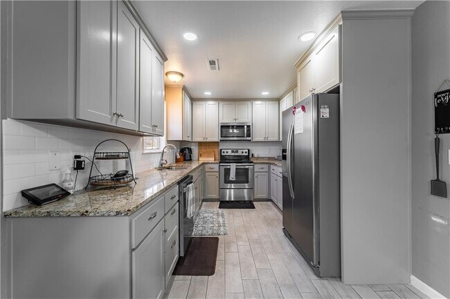 Building Photo - 1395 N Fieldstone Ave