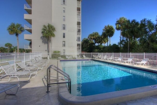 Foto del edificio - 250 Jacaranda Dr