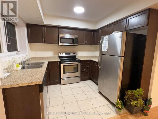 Building Photo - 2441 Greenwich Dr