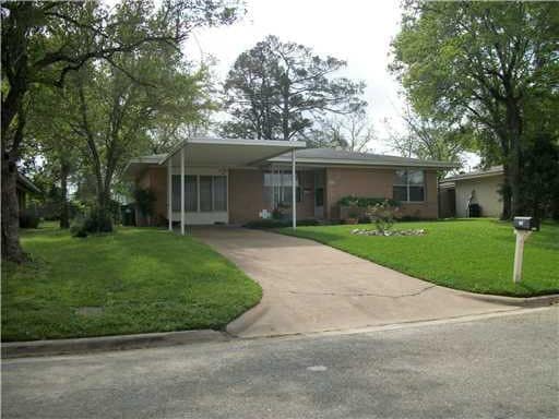 Building Photo - Bryan - 4 bedroom / 2 bath / fenced in back yard, Home - Available Now