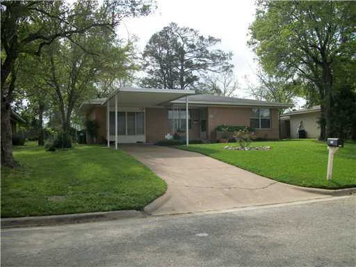 Foto del edificio - Bryan - 4 bedroom / 2 bath / fenced in back yard, Home - Available Now
