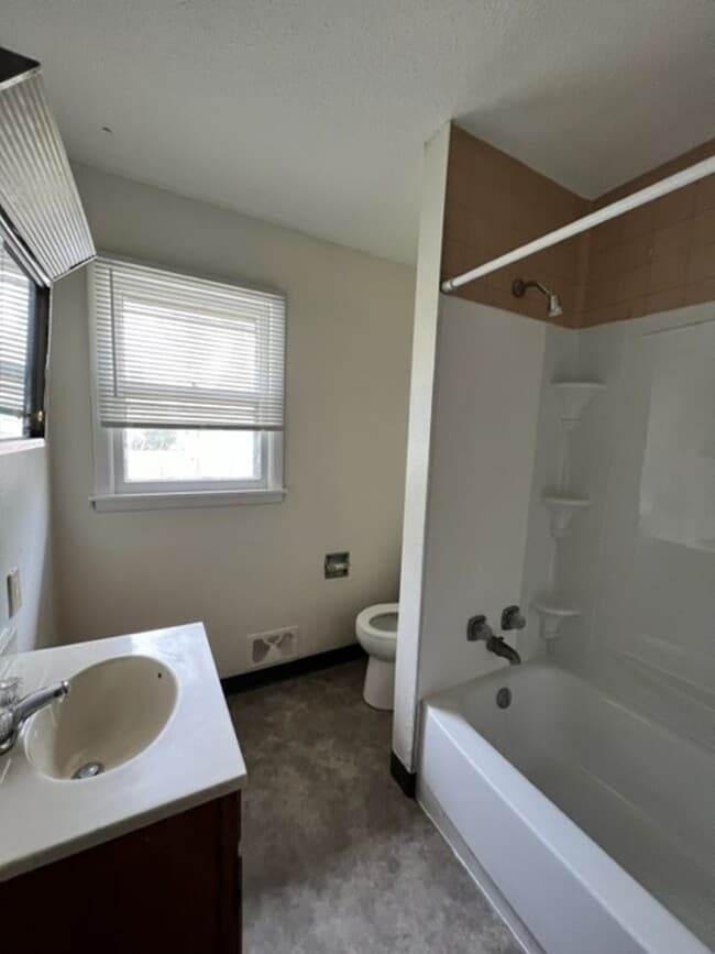 Building Photo - 312 W Ingals Ave