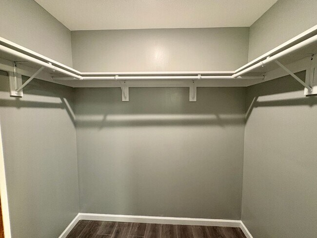 Foto del edificio - Pre Leasing 26-27 School Term! Newly Renovated 1 Bed / 1 Bath in Central MHK!