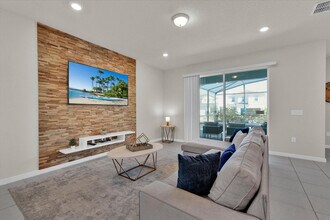 Building Photo - 1811 Summer Dr