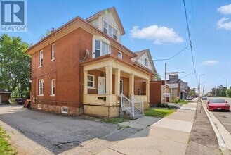 Building Photo - 191 Simcoe St S