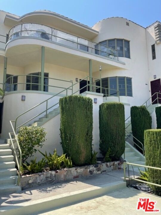 Building Photo - 1941 N Mariposa Ave