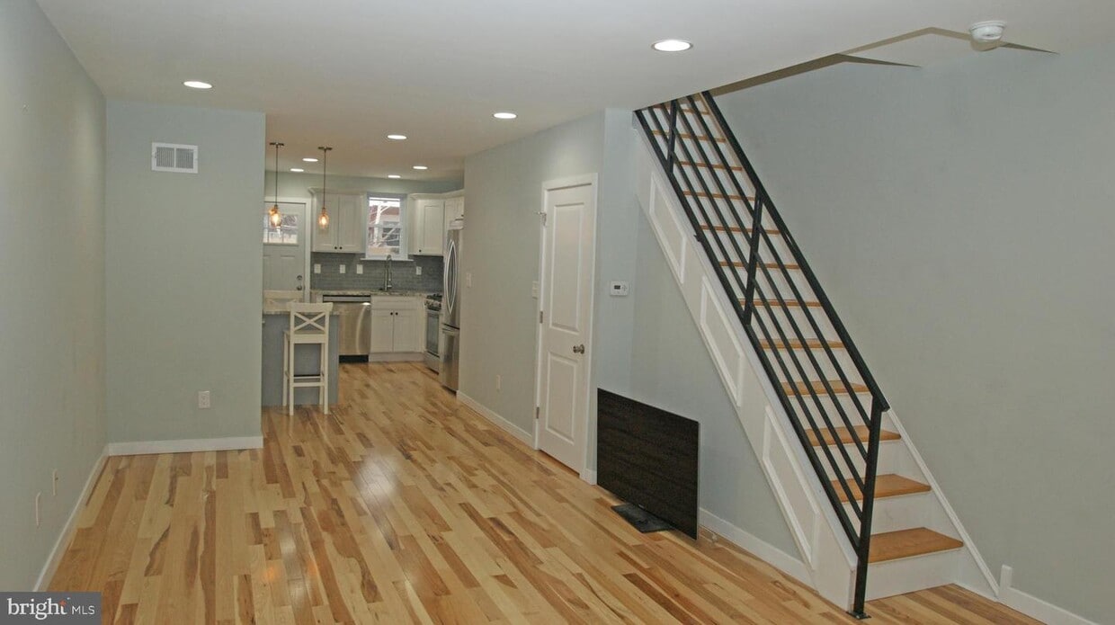 Primary Photo - 2032 S Croskey St