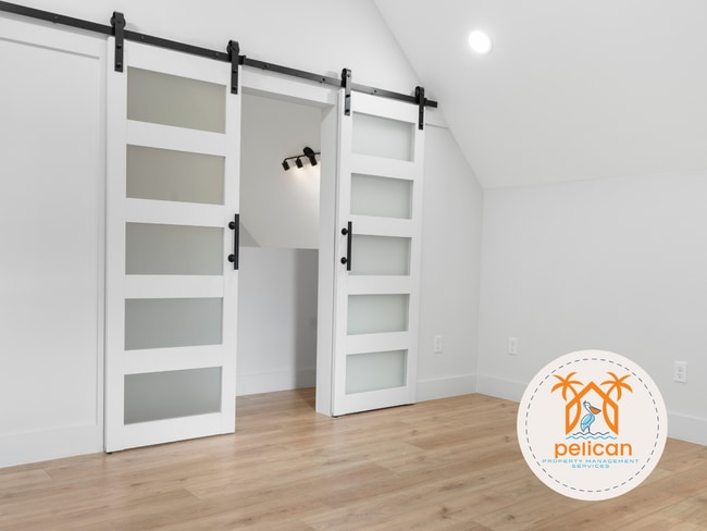 Foto del edificio - Striking 2BR / 2BA Home with Soaring Vaulted Ceilings