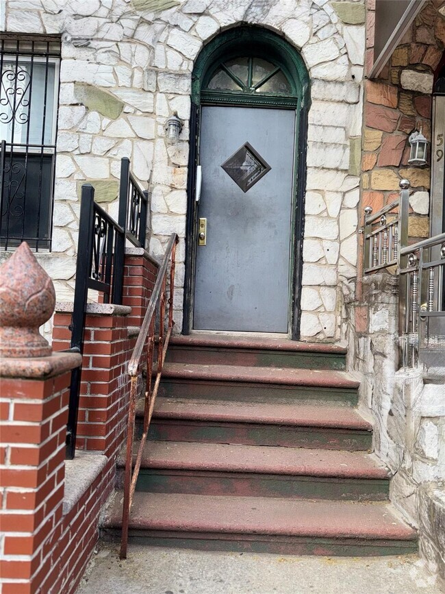 Building Photo - 57 E 94th St