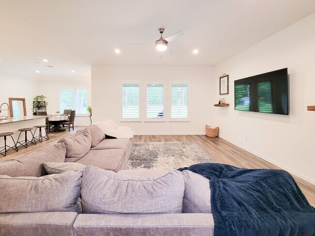 Foto del edificio - BEAUTIFUL 4 BEDROOM 2 BATH HOME WITH ALL THE UPGRADES ON 1 ACRE LOT IN NEW WAVERLY, TEXAS