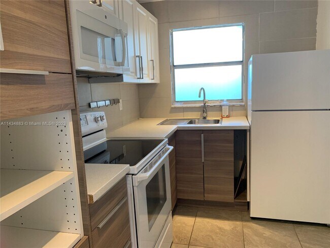 Foto del edificio - 8285 Sunrise Lakes Blvd